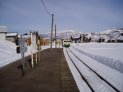 越後須原駅で電車を見送る
